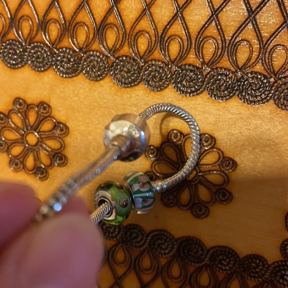 925 Sterling Silver Snake Bracelet with 2 Murano Green Charms - Picture 2 of 9